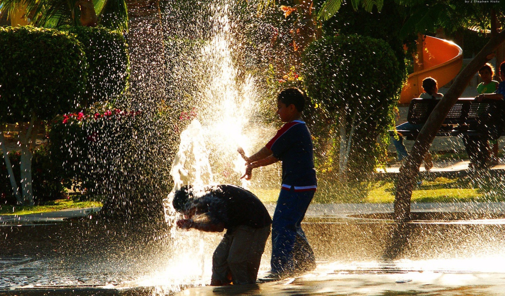 Дети обливаются водой