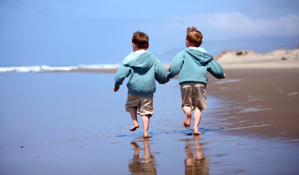 Дети бегают по воде