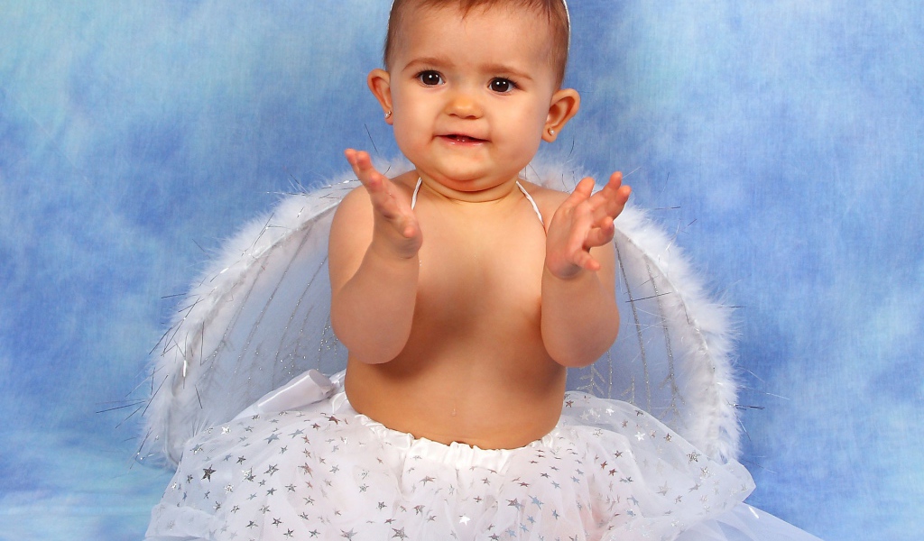 Милая девочка-ангел