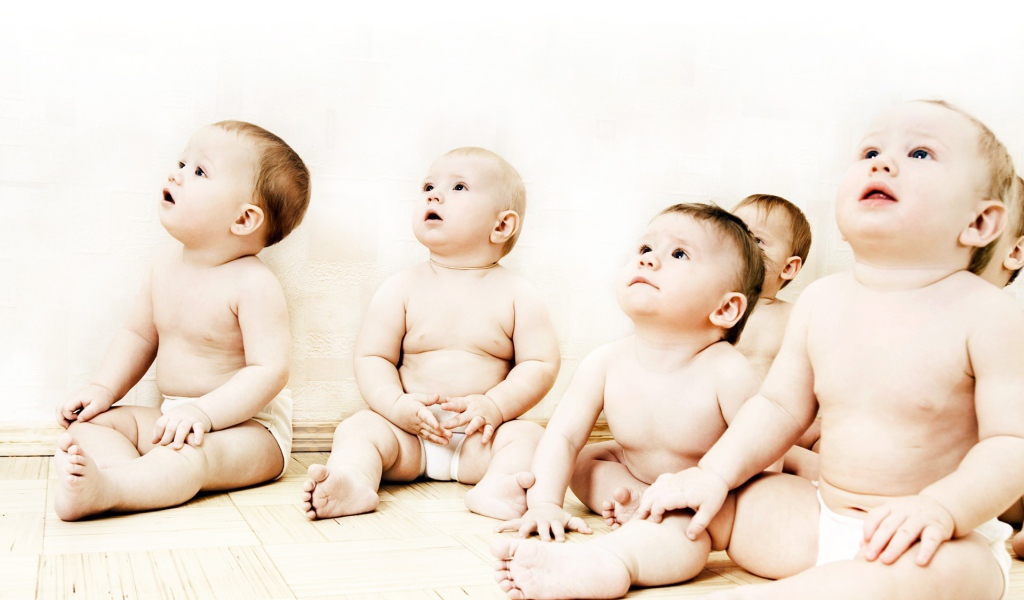 Сидящие малыши