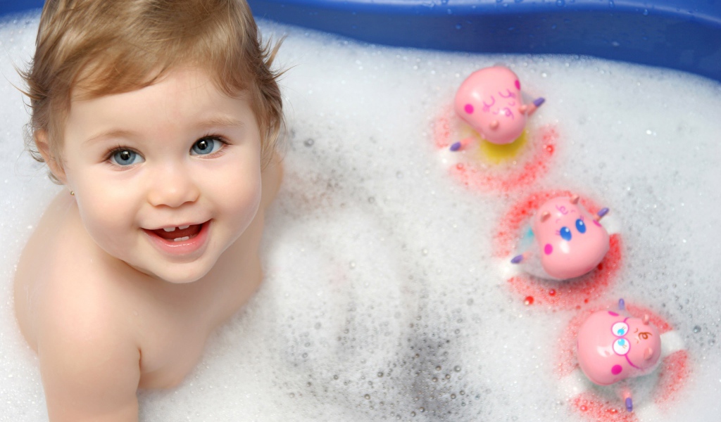 Малыш купается