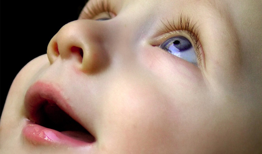 Малыш смотрит вверх