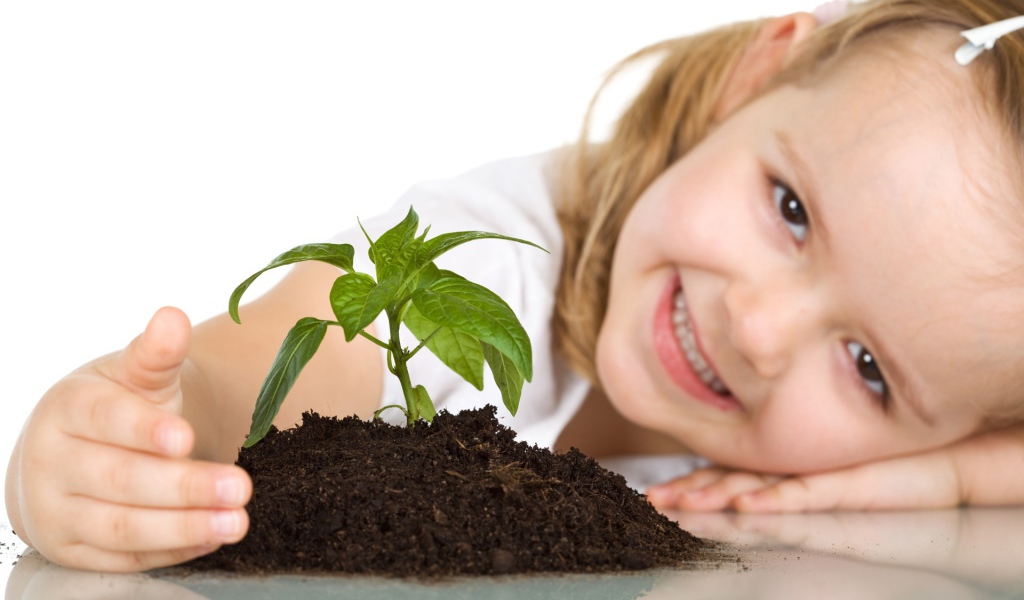 Ребенок сажает цветок