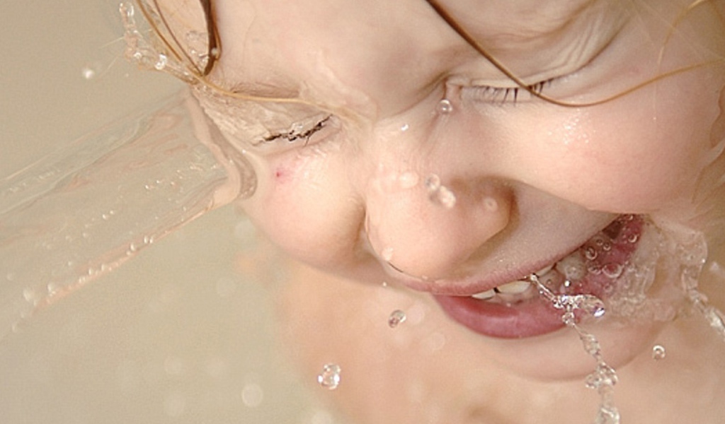 Ребенок играет в воде