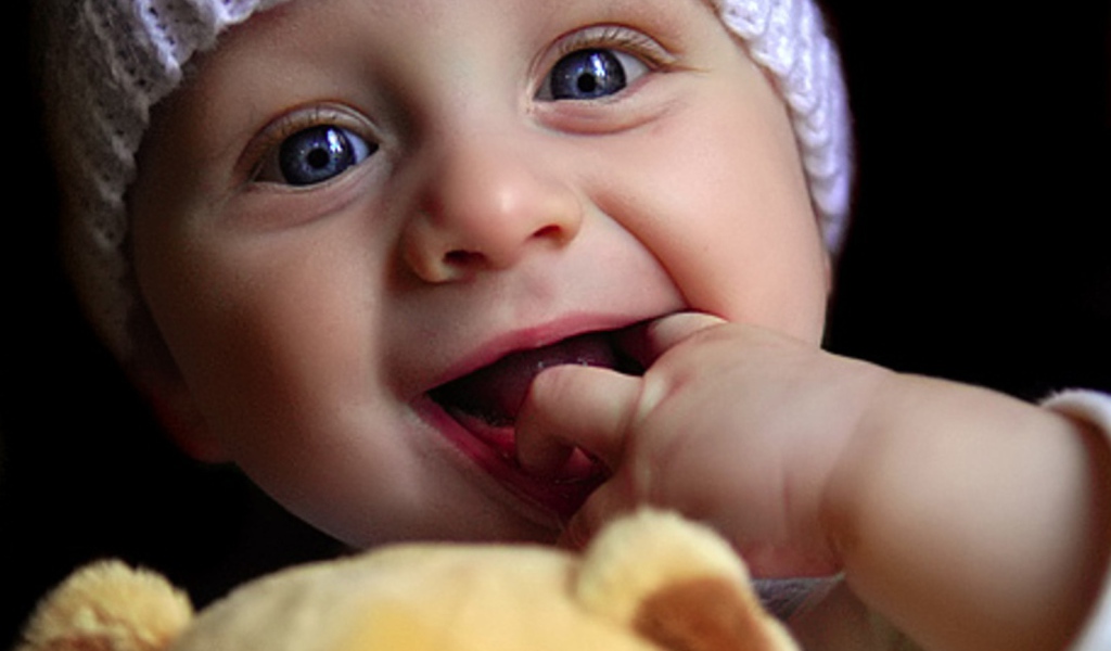 Малыш играет с куклой