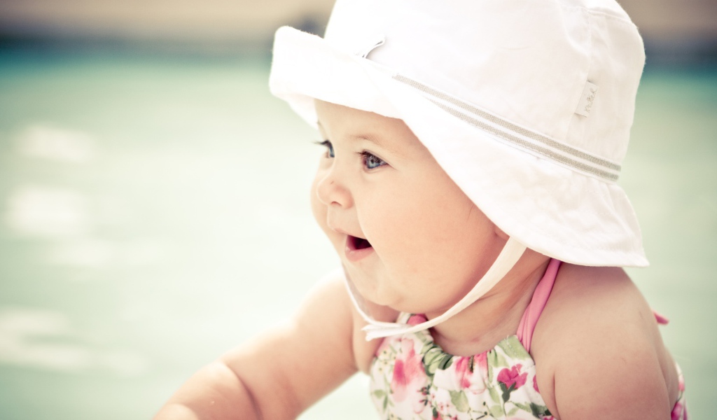 Милый ребенок в шляпе