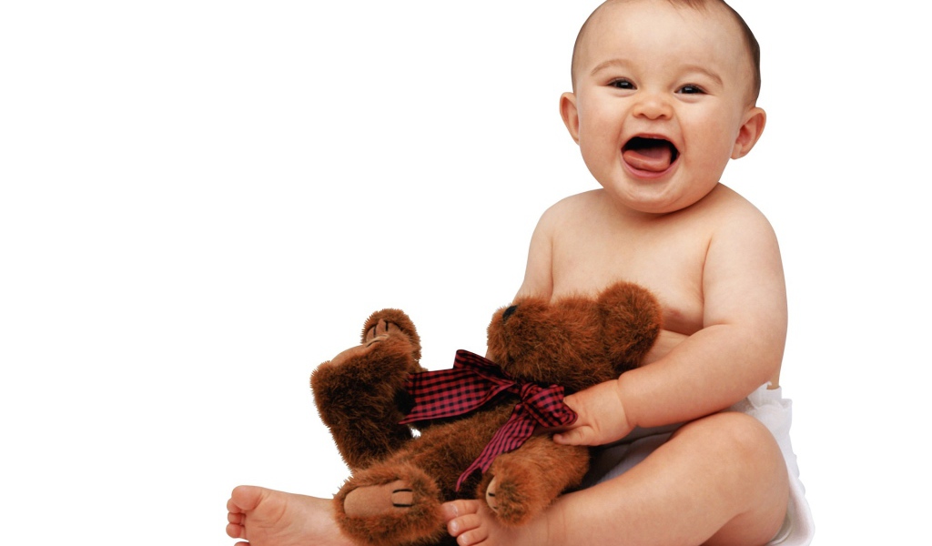 Малыш с медвежонком