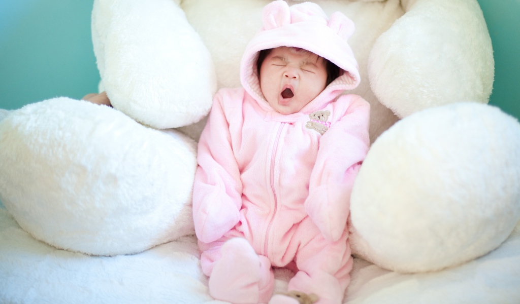 Ребенок зевает