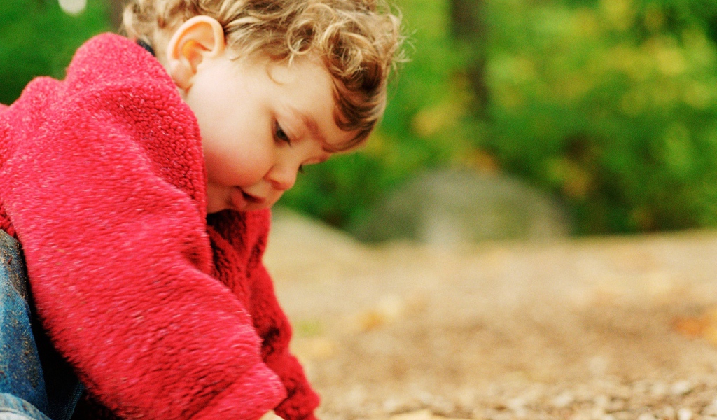 Ребенок играет