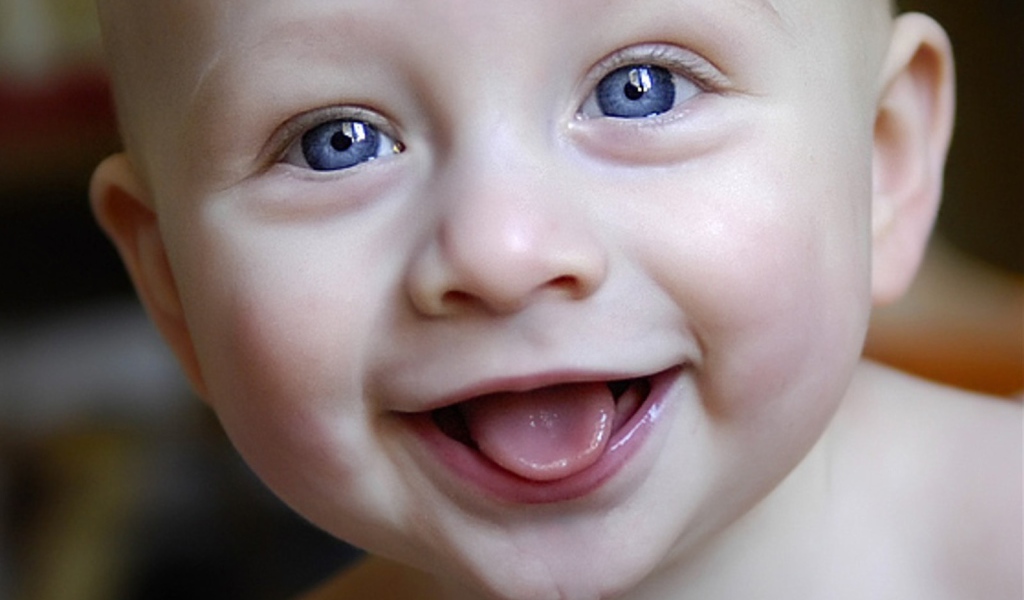 Смеющийся ребенок