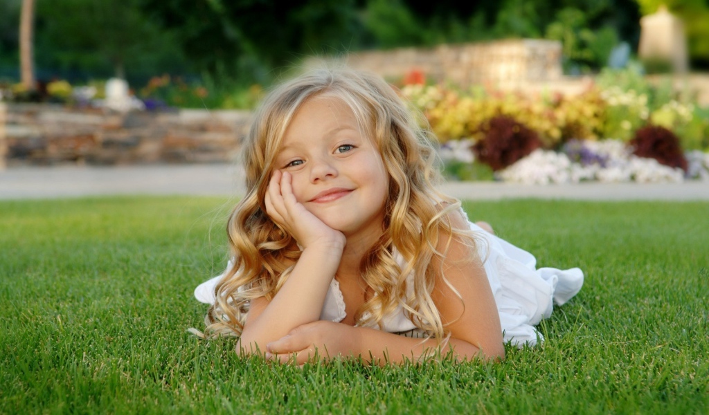 Маленькая девочка на газоне