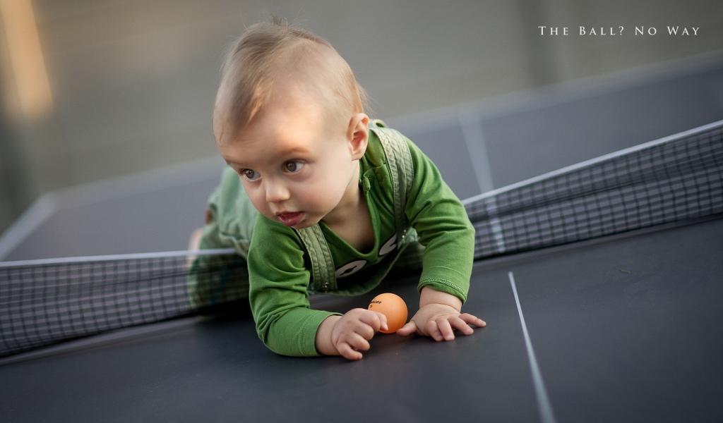 Ребенок на теннисном столе