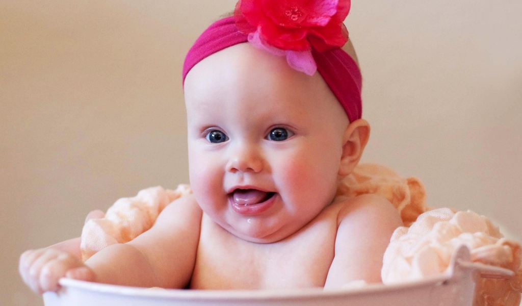 Ребенок купается и улыбается