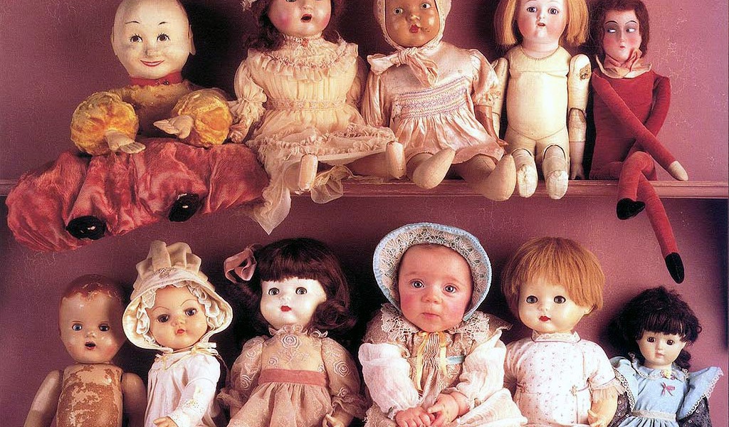 Ребенок и куклы