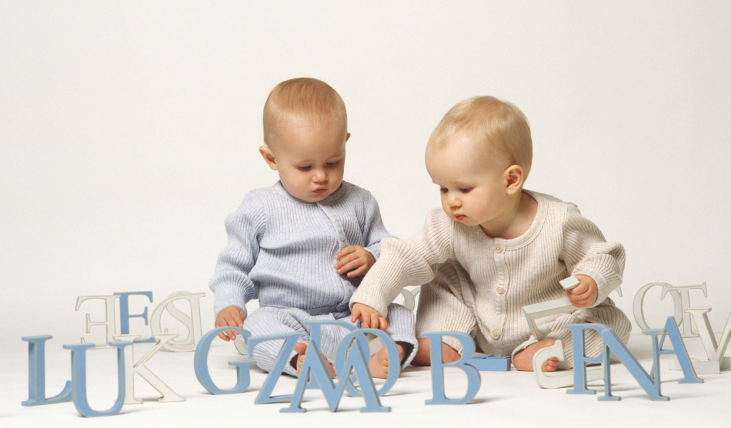 Дети играют с буквами