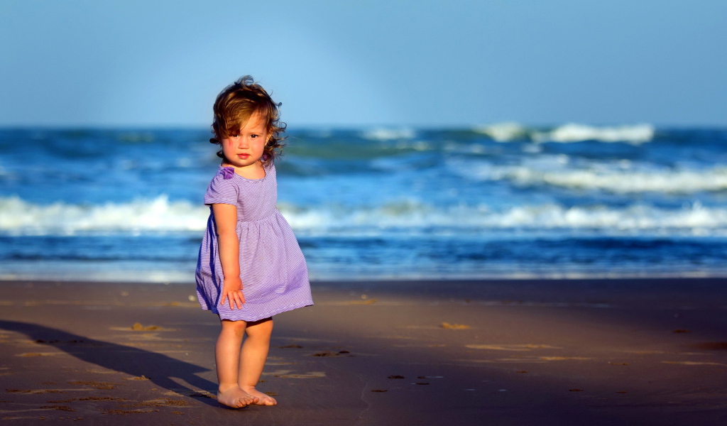 Маленькая девочка на пляже