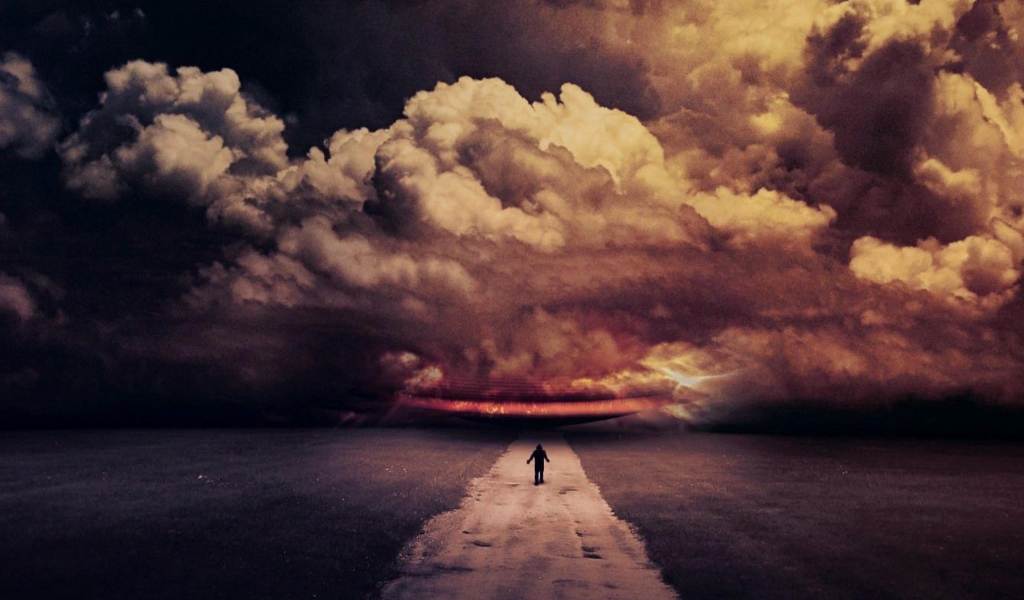 Человек на дороге идет на грозу