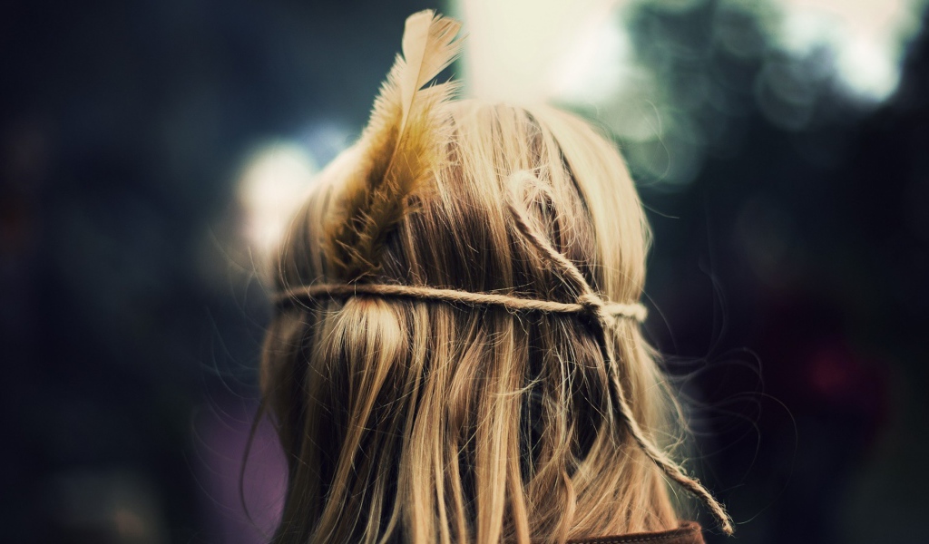 Голова с пером в волосах