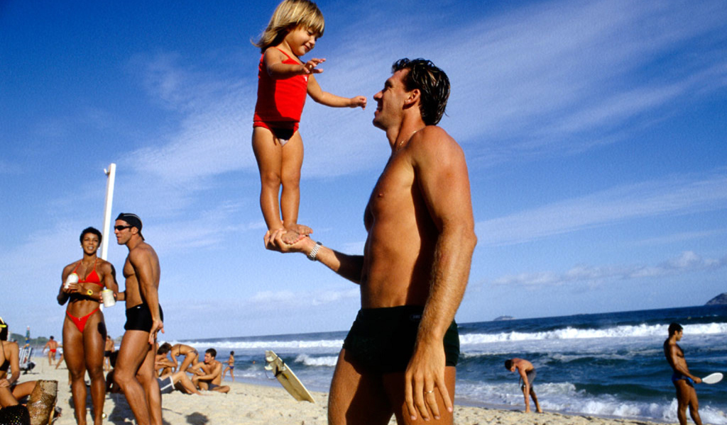 Ребенок на руке мужчины