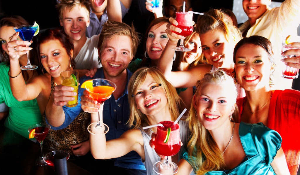 Молодые люди на празднике