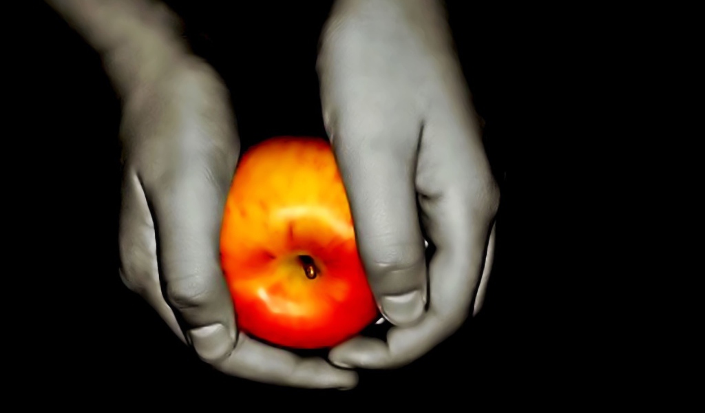 Цветное яблоко в руках