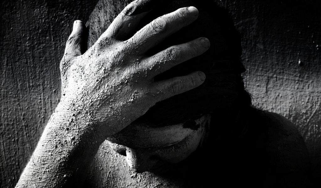 Голова девушки в стене