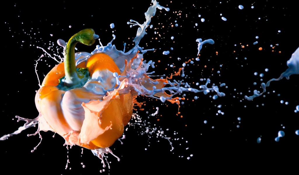 Взрыв перца на черном фоне