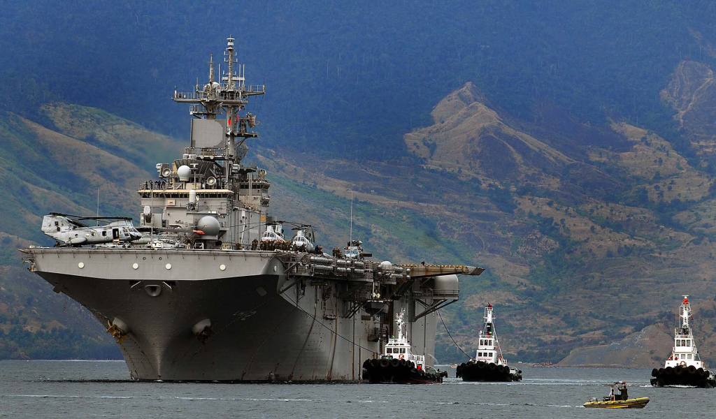 Авианосец у берега