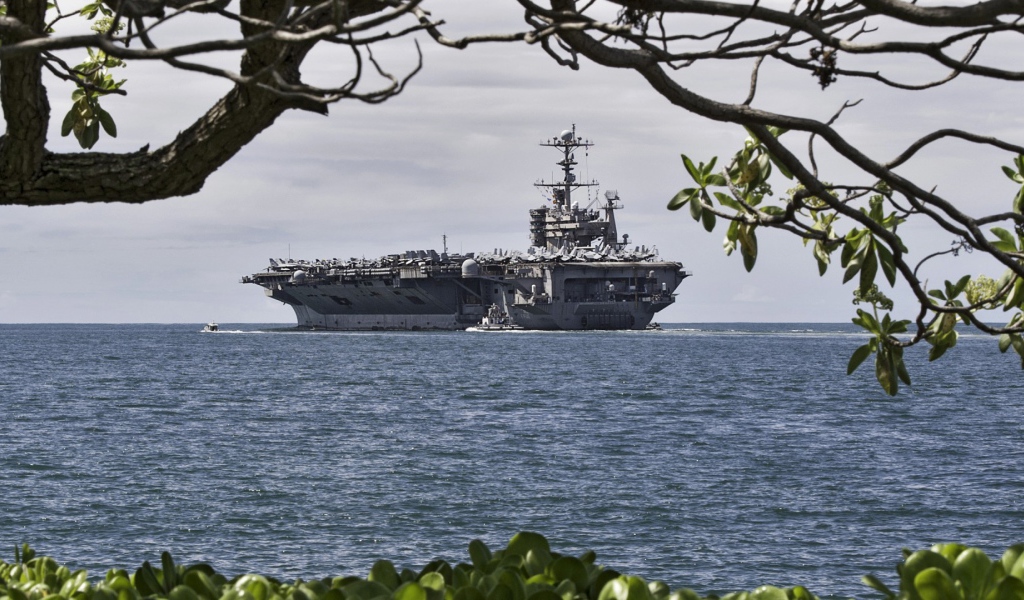 Авианосец у побережья