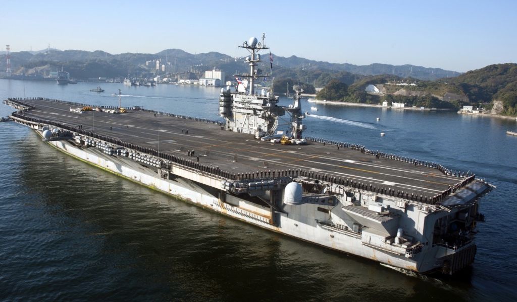 Десантный корабль в порту