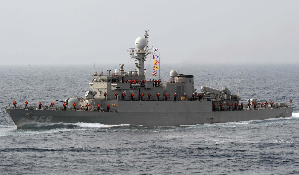 Боевой катер в море