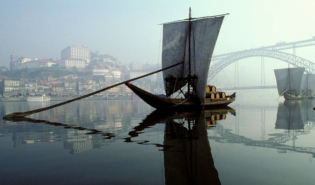 Лодка под парусом