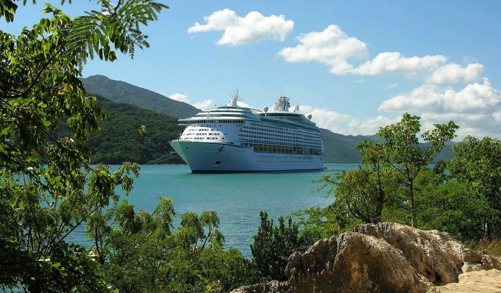 Лайнер в бухте