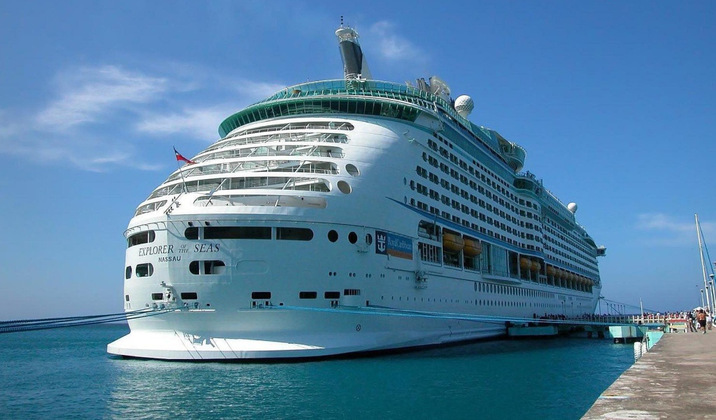 Роскошный лайнер у причала