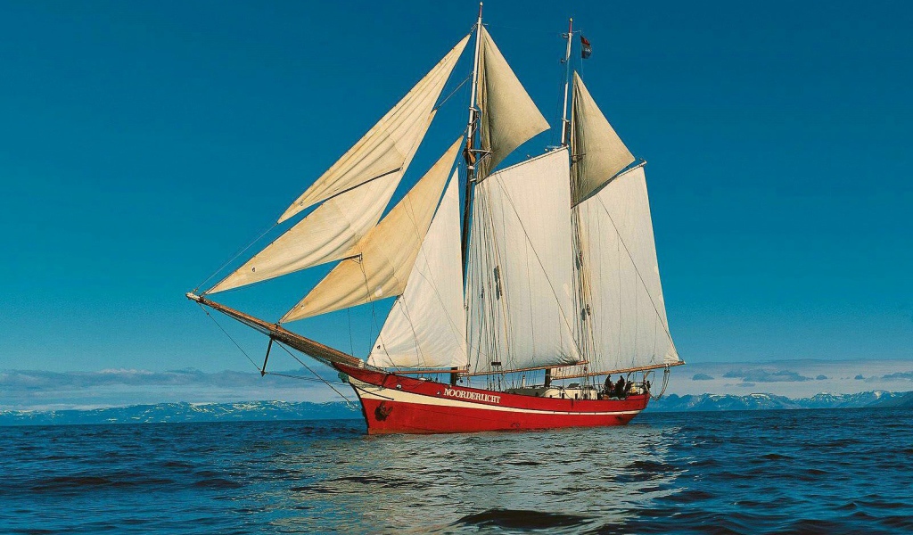 Красный парусник уходит в море