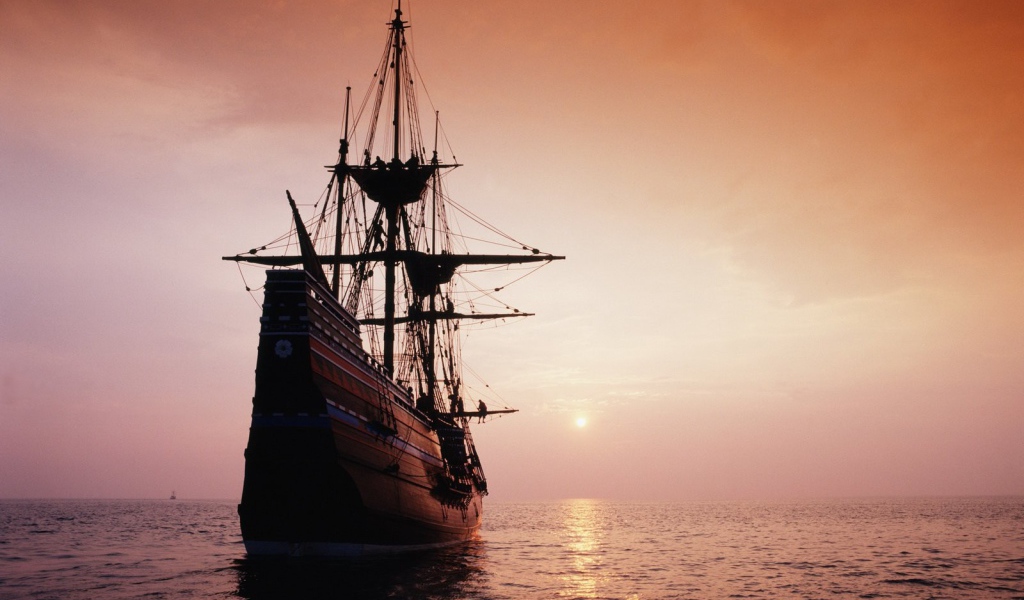 Парусник идет на закат солнца