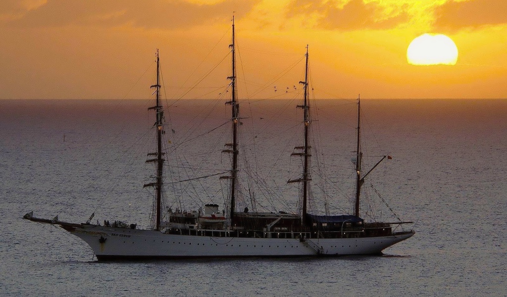 Корабль на фоне заката