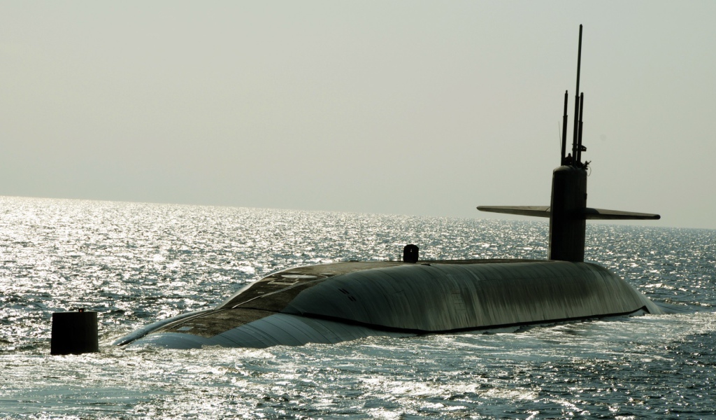 Подводная лодка в открытом море