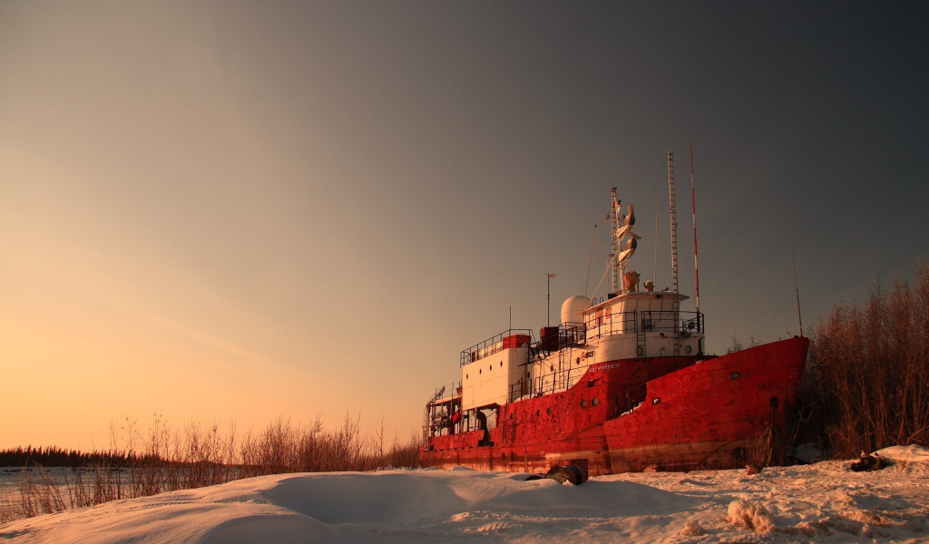 Корабль на зимней стоянке