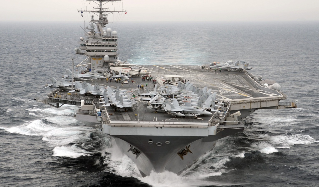 Американский авианосец в море