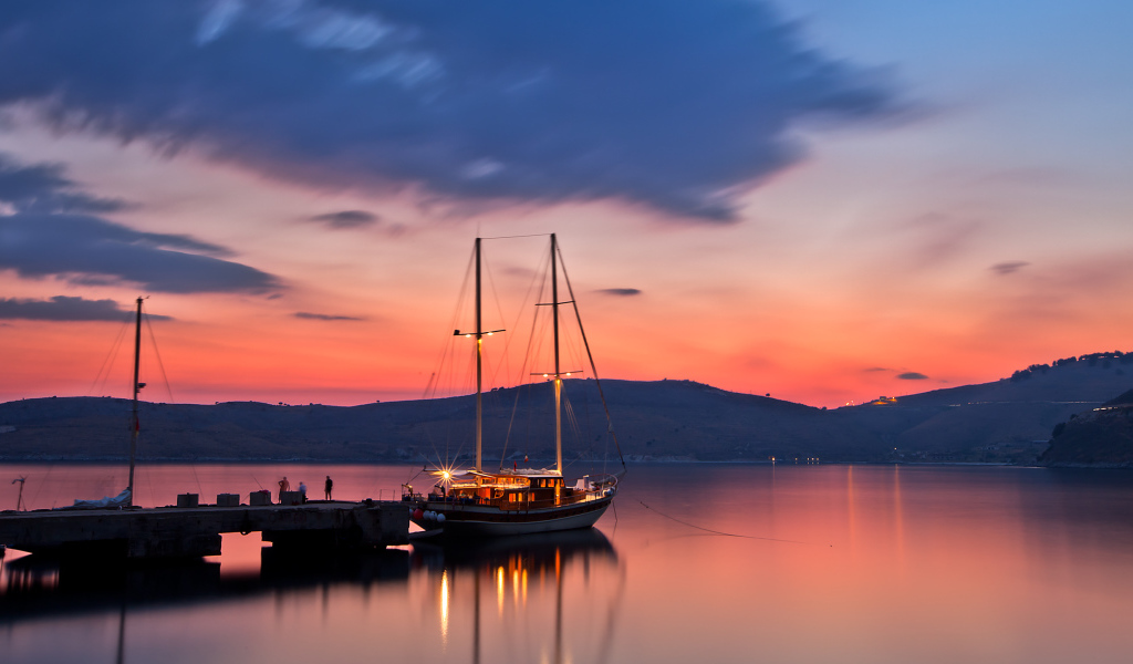 Яхта вечером у причала