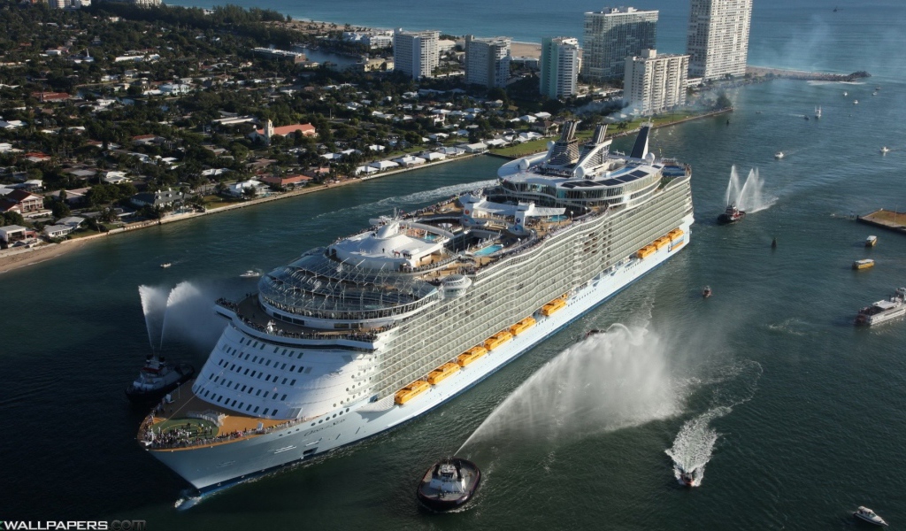 Круизный лайнер прибыл в порт