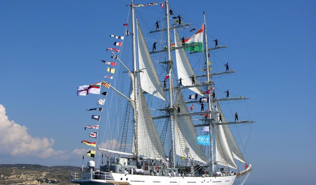 Парусник выходит в море