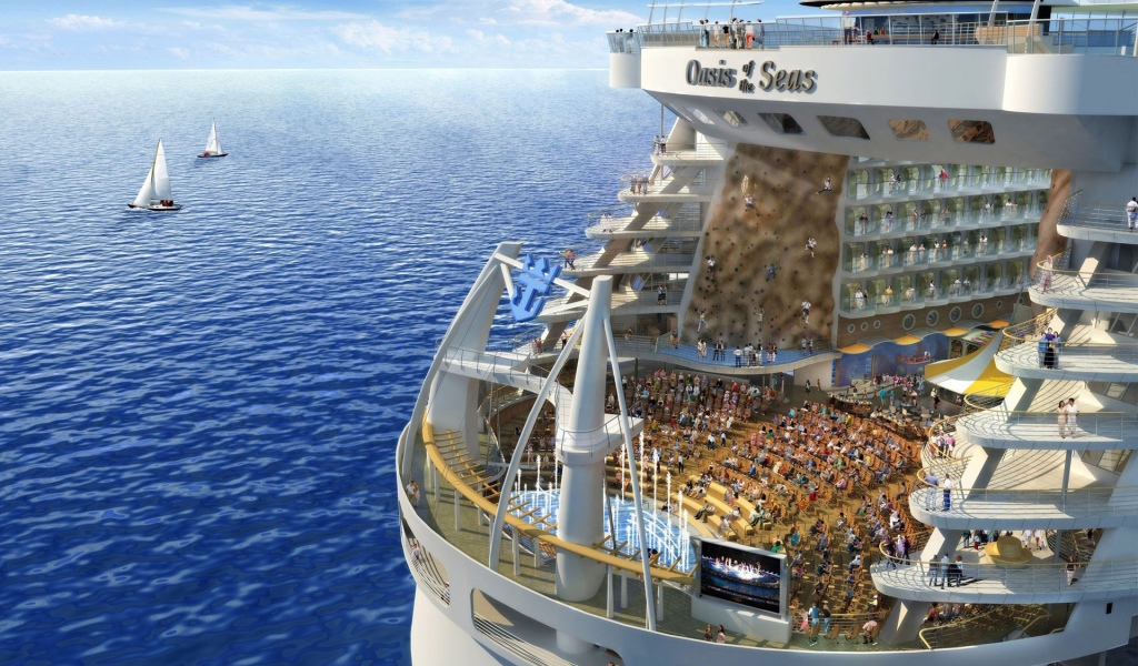 Круизный корабль в море