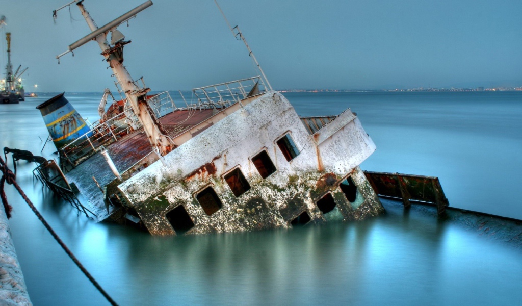 Затонувший морской корабль