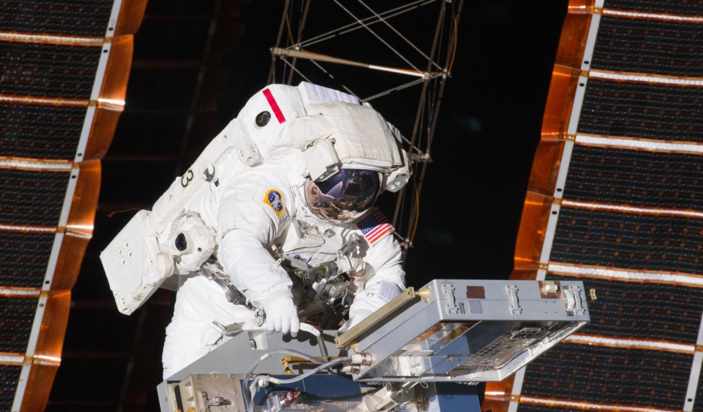 Астронавт в открытом космосе