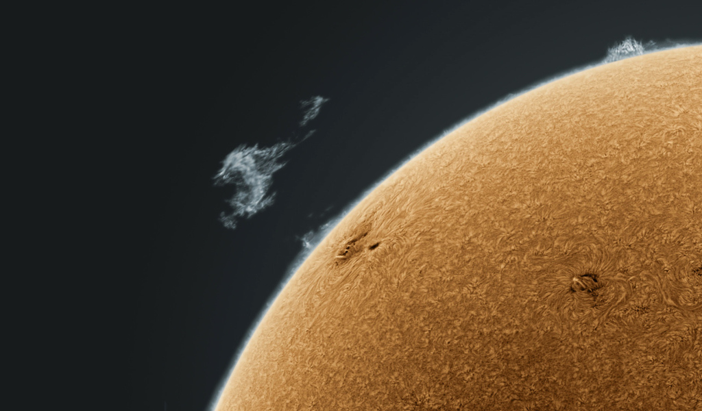 Чёрный фон и часть планеты