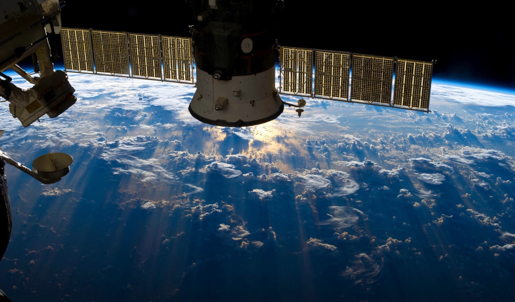 Спутник над планетой