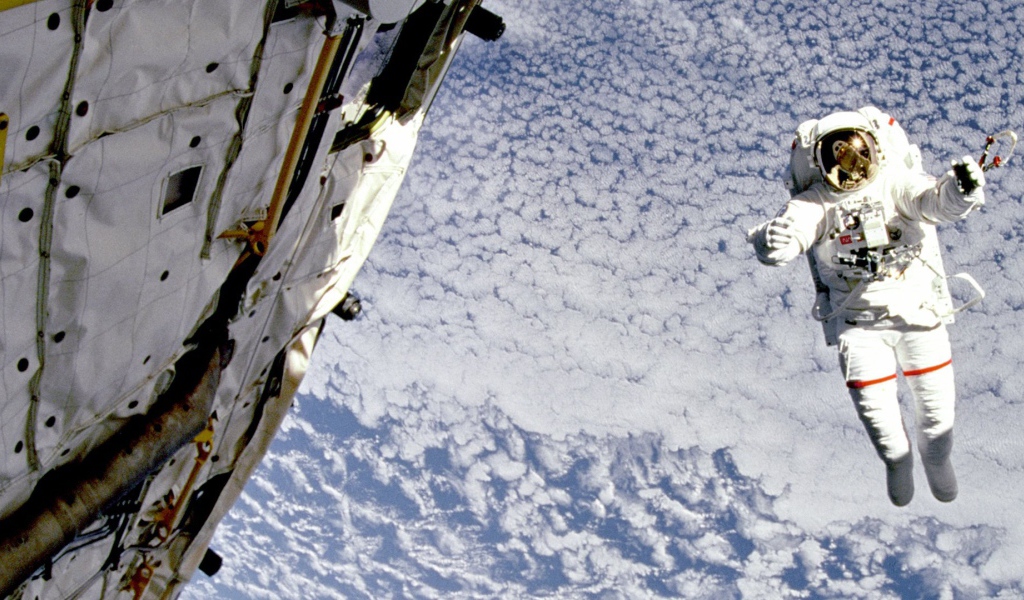 Человек в открытом космосе