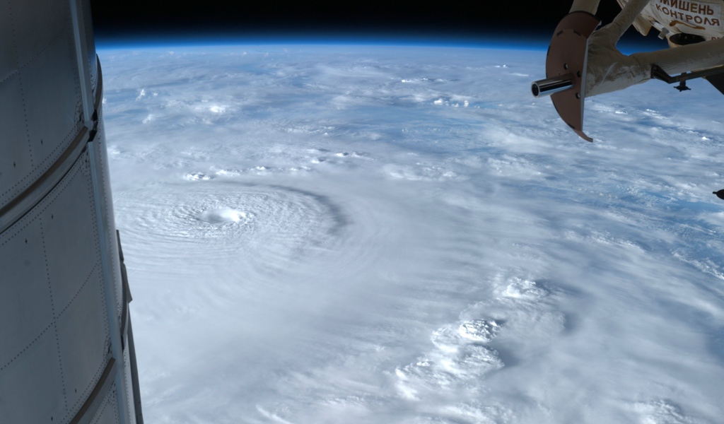 Вид на ураган из космоса